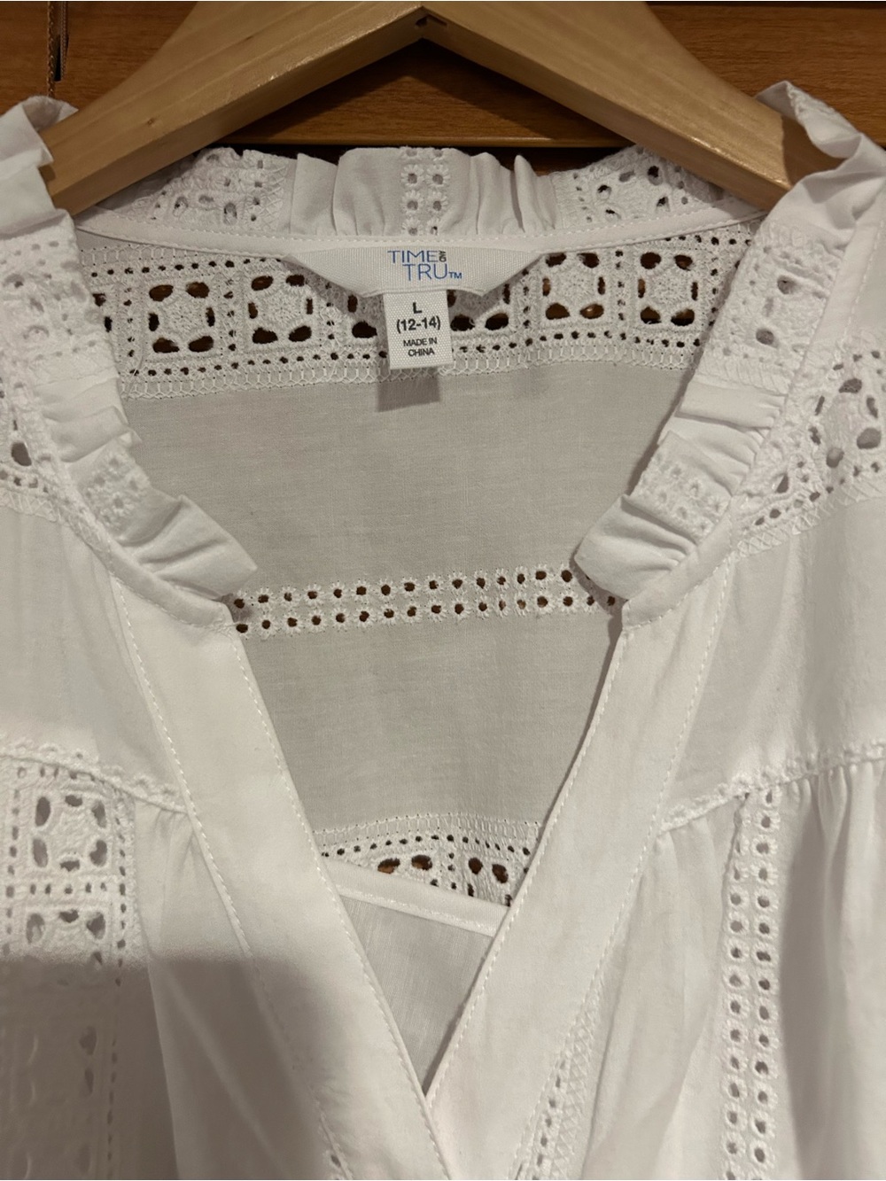 NWT Time and Tru White Eyelet Button-Up Peasant Blouse size Large - Picture 4 of 10